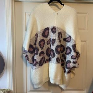 Sweater with tinsel leopard print